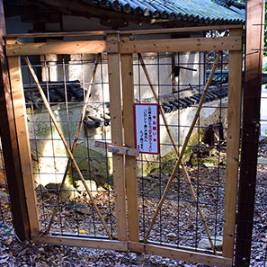 扉があるので通ったら必ず鍵を閉めてください。イノシシの被害があるそう